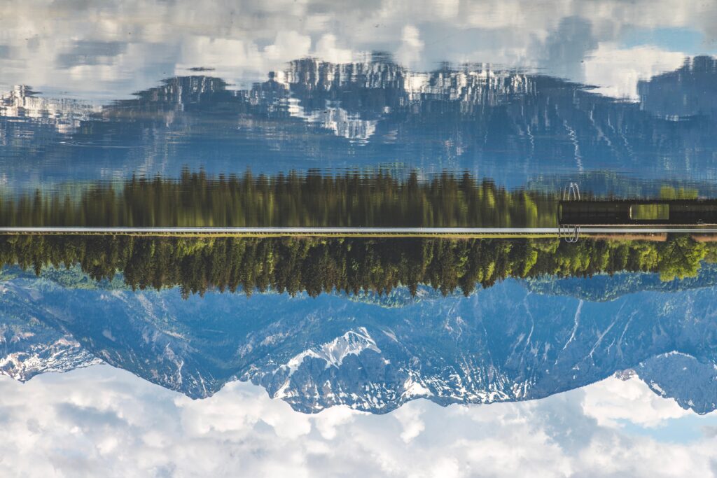Spiegelung einer Berglandschaft im Wasser als Symbol dafür, dass Gedanken nicht immer die Realität zeigen